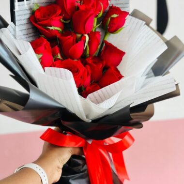 Modern Black "I Love You" Rose Bouquet